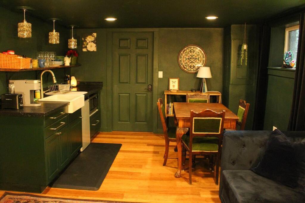 Heart Of Woodstock, 10 Min Walk To Reed, With Private Garage! Apartamento Portland Exterior foto