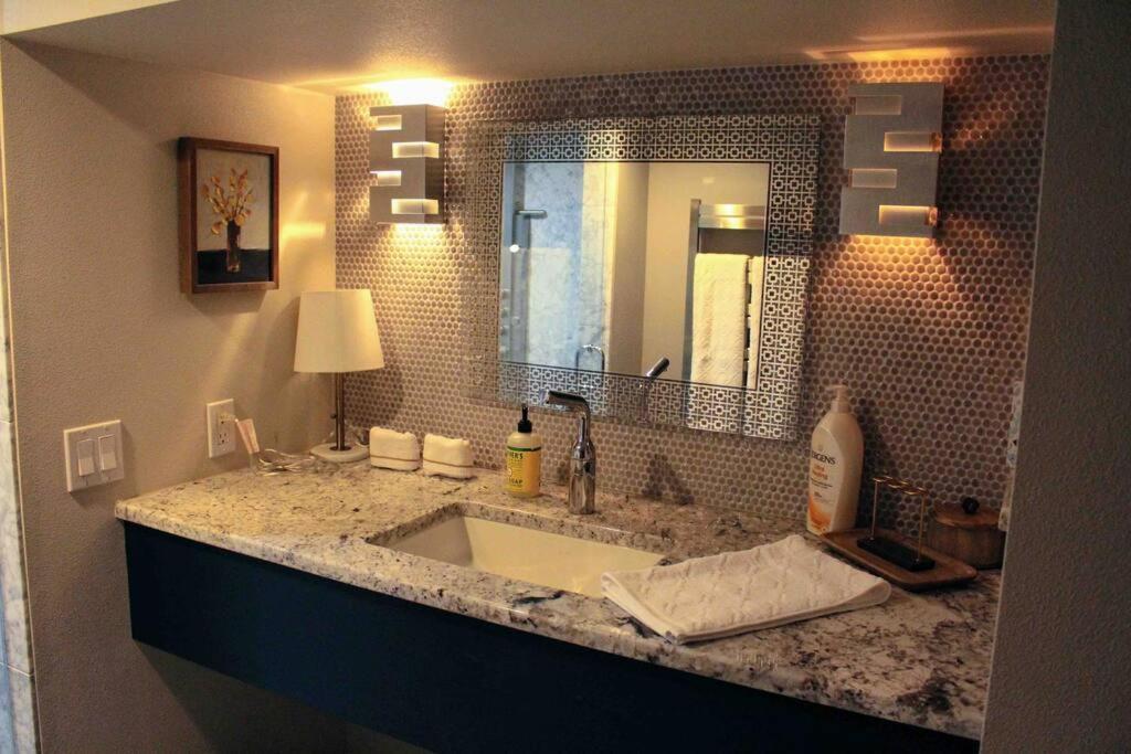 Heart Of Woodstock, 10 Min Walk To Reed, With Private Garage! Apartamento Portland Exterior foto